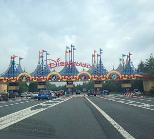 Einfahrt ins Disneyland Paris