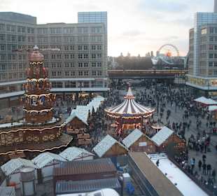 Blick auf den Weihnachtsmarkt aus dem Saturnmarkt