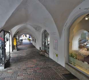 In den Arkaden der Altstadt