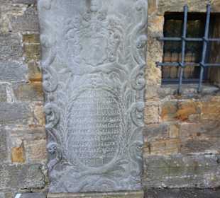 Epitaphe an der Außenwand