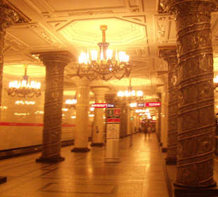 Metro St. Petersburg - palastartige Metrostationen