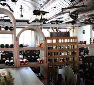 Hochalm Gaststube Weinregal