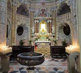 Seitenkapelle mit Weihwasserbrunnen