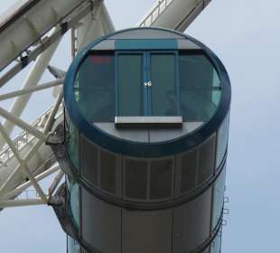 Riesenrad mit gläsernen "Tonnen"