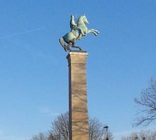 Reiterstandbild vor der Tonhalle