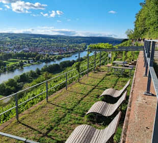 Sonnenliegen auf der Plattform