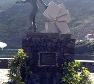 Monumento al Emigrante Canario in Garachico