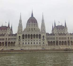 Parlament (widok z Dunaju)