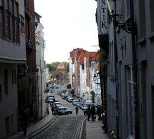 Straßenzugang von der Stadt aus