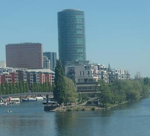 Blick aus dem Zug: Main und Frankfurter Skyline