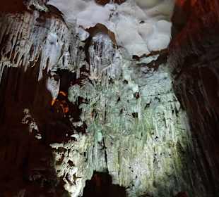 Verschieden Steinformationen in der Höhle