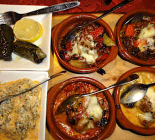 Gemischte Tapas im Lehmofen