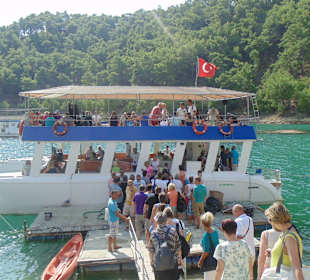 Green Lake Badesee mit einem Katamaranboot 