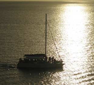 Katamaran im Sonnenuntergang