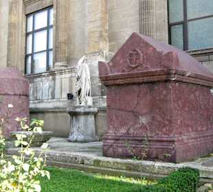 Die Porphyr-Sarkophage der Kaiser im Hof