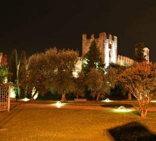 Stadtmauer mit Kirche bei Nacht