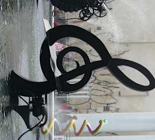 Rzeźba w fontannie obok Centrum Pompidou