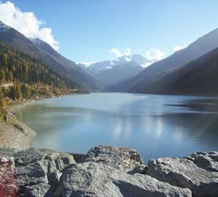 Stausee bei schönem Herbstwetter