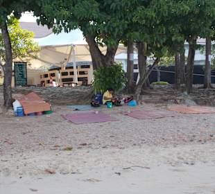 Das sind die Lager mit den Liegematten, die ab 7 U