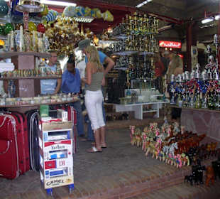 Jeden z wielu sklepików w old market
