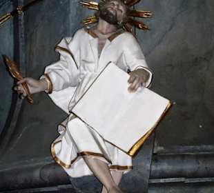 Figuren an der Kanzel