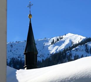 Blick über den Turm der Basilika auf die Berge 
