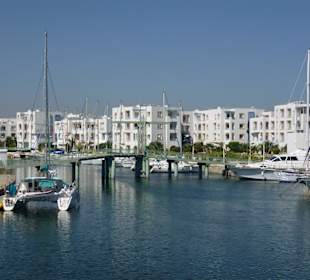 Am schönen Yachthafen