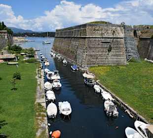 Kanal der die Festung von der Altstadt trennt