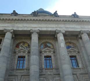 Bayerische Staatskanzlei im Osten vom Hofgarten