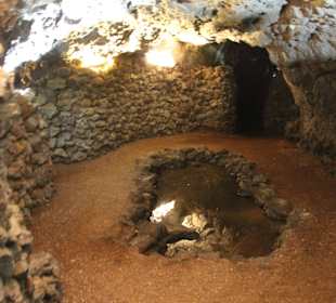 ...Höhle..