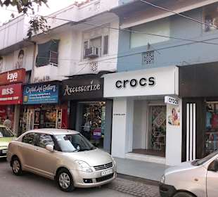 Khan Market z firmowymi sklepami