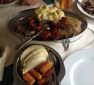 Grillplatte mit böhmischen Knödeln