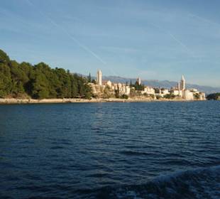 Der Ort Rab vom Boot aus gesehen