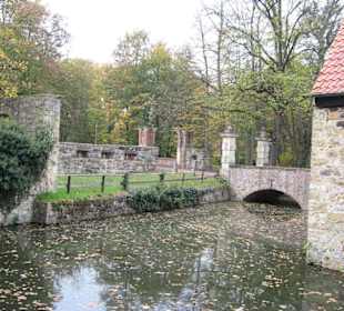 trutzige Rundburg mit Zugbrücke