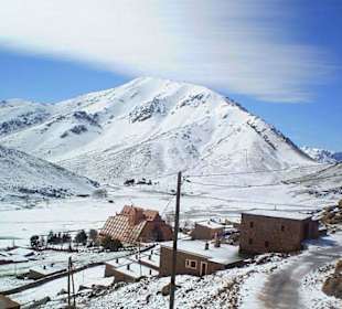 Widok na jeden z hoteli i szczyt