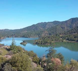 Seenlandschaft im Troodos-Gebirge