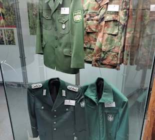 Historische Uniformen der Grenztruppen
