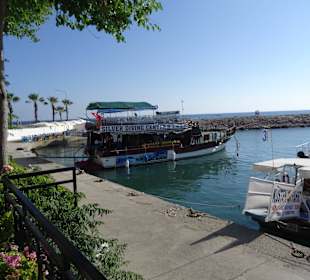 Ausflugsboote warten auf Kunden