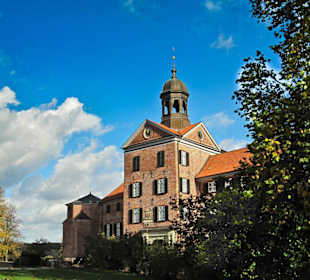 Парк замка Ойтин.Замок Ойтин.