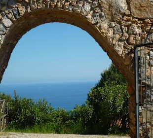 Burgtor mit schönem Blick aufs Meer