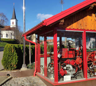 Feuerwehrmuseum mit Kirchlein von Gerlinci