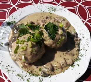 Semmelknödel mit Waldpilzsoße