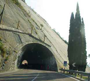 Entlang der Straße mit Tunnel