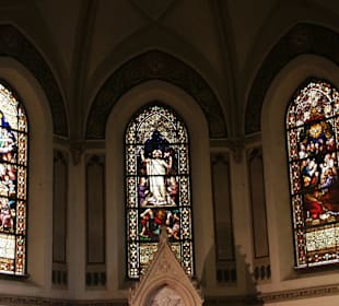 Glasfenster im Altarraum