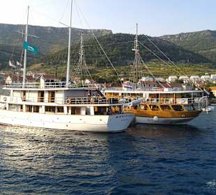 Ausflugsboote im Hafen von Bol