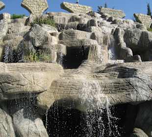Moschee mit Wasserfall  