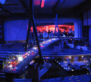 Modell der Köhlbrandbrücke bei Nacht