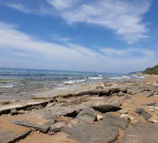 Strand mit Felsen und Sand
