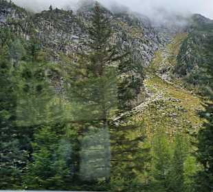 Links die Berge hoch