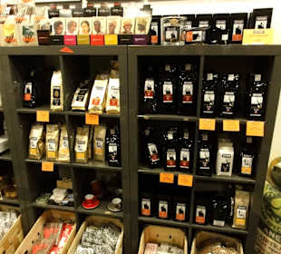 Blick auf das Sortiment der Rösterei